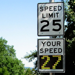 Panneau radar de signalisation avec affichage LED lumineux pour la circulation, à économie d'énergie et avec retour d'information au conducteur - Product Image 1