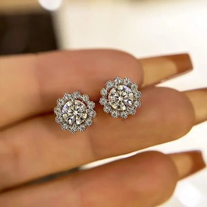 Boucles d'oreilles clous flocon de neige en moissanite 925 en argent sterling plaqué or blanc, 1,0 carat, couleur D, clarté VVS, tendance pour femme - Product Image 4