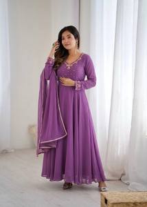Nouvelle Robe de Soirée en Georgette de Renard avec Dupatta et Pantalon, Tenue de Mariage et de Fête Élégante Brodé, par un Exportateur Indien, à Vendre - Product Image 4