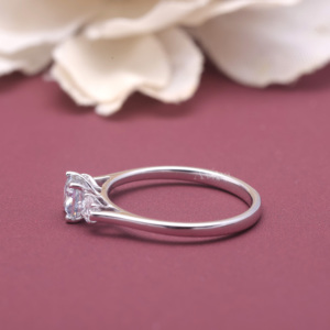 Bague de fiançailles à trois pierres en diamant de laboratoire taille coussin certifié IGI, or blanc/jaune et rose 14 carats, bague trilogie en diamant - Product Image 3