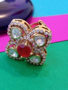 Anillo de cóctel Amaira Jewels SM-130 vintage chapado en oro con diseño floral y cruz, centro de doblet rojo, joyería de moda para mujer, ideal para bodas. - Product Image 4