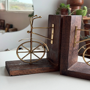 Jaula para pájaros y sujetalibros con forma de gato, estilo vintage, en color dorado. El acabado metálico intrincado aporta un toque clásico. Disponible a precios de mayorista. - Product Image 2