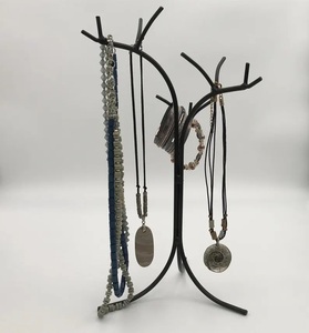 Présentoir à bijoux artistique en forme d'arbre avec crochets en forme de branches, support pour colliers et bracelets, design autoportant et peu encombrant - Product Image 1