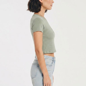 เสื้อยืดครอปผู้หญิงสไตล์สดใส แขนสั้น คอกลม ความยาวสั้น ใส่สบาย เหมาะกับการสวมใส่ในชีวิตประจำวัน - Product Image 4