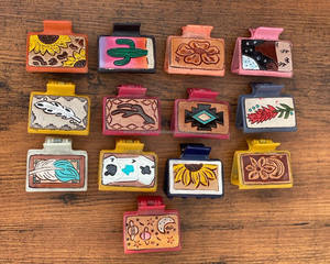 Nouvel arrivage Mini pinces à cheveux occidentales élégantes faites à la main en cuir gravé Mini pinces à cheveux en cuir Accessoires de cheveux pour femmes - Product Image 3