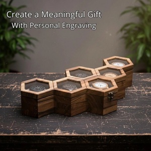 Caja de Relojes Hexagonal de Nogal con 6 Ranuras, Organizador de Joyas con Tapa de Madera y Cristal, Grabado para Regalo - Product Image 5