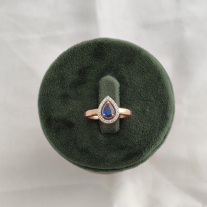 Bague en or rose 14 carats avec saphir bleu en forme de poire, halo et accent de diamants, design floral vintage, bijoux fins pour femme, finition polie, cadeau idéal - Product Image 4