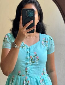 ผ้าสัมผัสนุ่ม พิมพ์ลายดอกไม้สวยงาม ชุดเดรสยาว ผ้าฝ้ายชานเดรี ระบายอากาศได้ดีและสวมใส่สบาย เหมาะสำหรับวันพักผ่อน - Product Image 4