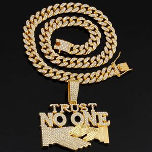 Collier chaîne pour homme Hip Hop en or 18 carats plaqué or avec pendentif rond élégant en moissanite et breloque lettre thématique - Product Image 3