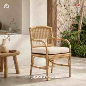 Fauteuil de salle à manger en rotin moderne, chaise en rotin tissé naturel avec coussin, fabrication artisanale, confortable, durable, design scandinave, restaurant - Product Image 1
