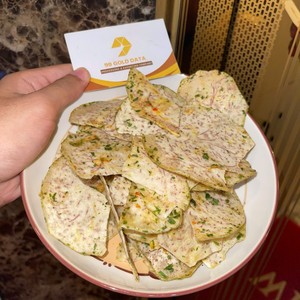 Auténticas chips de taro secas de Vietnam, sazonadas con salsa de cebolla, para menús de catering profesional, 99 Gold Data Co. - Product Image 2