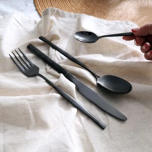 Ensemble de couverts noir mat au design minimaliste, résistant au lave-vaisselle, en métal, pour événements de mariage - Product Image 1