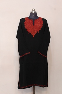 Vestido Musulmán Tradicional Negro con Bordado Floral, Kurta Larga para Mujer, para Usar en Eid y Ramadán - Product Image 3