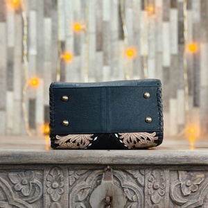 Nueva Bolsa de Hombro Portátil de Cuero Vacuno 100% Genuino, Hecha a Mano con Diseño Floral Tallado, Cierre de Cremallera y Forro de Algodón, Venta al Por Mayor - Product Image 5