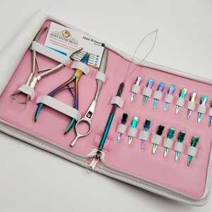 Kit d'outils pour extensions de cheveux avec étui rose, pince à perles de couleur arc-en-ciel à deux trous - Product Image 2