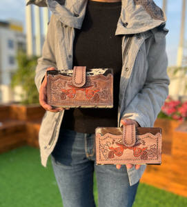 Vente chaude portefeuille à deux volets en cuir repoussé à la main pour les femmes de haute qualité en cuir véritable sculpture pochette en peau de vache portefeuille de carte de crédit - Product Image 3
