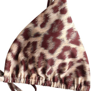 Maillot de bain élégant à texture lisse et coupe flexible. Parfait pour la natation et les journées de détente à la plage. - Product Image 3