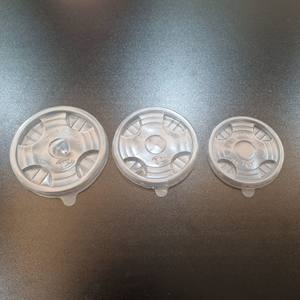 ฝาพลาสติก PET ใสแบบใช้แล้วทิ้ง ขนาด 90/93/95 มม. ปลอดสาร BPA เป็นมิตรกับสิ่งแวดล้อม สำหรับบรรจุภัณฑ์เครื่องดื่ม แบบโดมและแบบแบน - Product Image 1