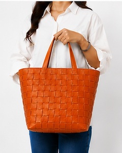 Sac fourre-tout d'épaule de luxe fait main en cuir véritable tressé couleur unie pour femme – Collection été, élégant et tendance - Product Image 2