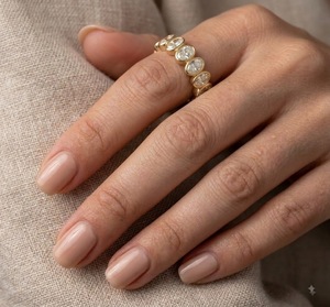Bague d'éternité en moissanite taille ovale, sertie clos, en or 10 carats, pour mariage, fabrication OEM de bijoux sur mesure - Product Image 2