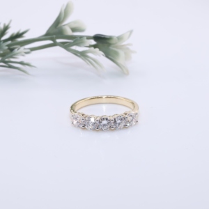 Elegante Anillo de Compromiso de Oro Amarillo con Diamante Cultivado en Laboratorio, Banda de Cinco Piedras con Garras Compartidas, Joyería Fina Personalizada, Regalo para Mujer - Product Image 1