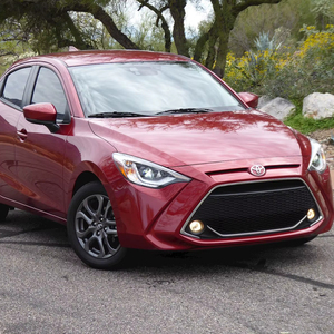 Toyota Yaris XLE 2020 à faible consommation de carburant, boîte manuelle/automatique, intérieur cuir foncé, pneus R17, essence/électrique 4L - Product Image 1