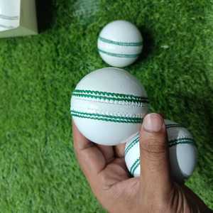 Balles de cricket blanches de qualité supérieure avec surpiqûres vertes, quatre balles en cuir blanc de qualité supérieure, balles de cricket avec coutures de qualité supérieure - Product Image 6