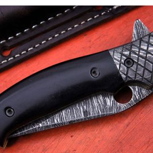 Navaja Plegable de Acero de Damasco con Hoja de Punta Caída, Mango Negro y Apertura con Perilla para el Pulgar - Product Image 6