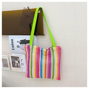 Añade vibrantes rayas multicolor a tu estilo diario con este impresionante bolso de hilo natural con un cuerpo suave y asas. - Product Image 3