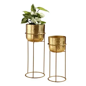 Jardinière moderne sculptée à la main en or martelé pour plantes vertes d'intérieur et décoration de bureau par Axiom Home Accents - Product Image 5