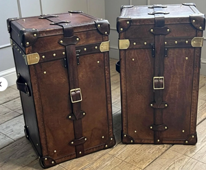 Ensemble de coffres vintage en cuir et bois, meuble de rangement antique, table d'appoint et armoire avec clous et sangles en laiton - Product Image 3