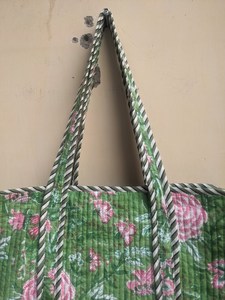 กระเป๋าโท้ทผ้าฝ้ายลายควิลท์สำหรับผู้หญิง กระเป๋าทำมือสำหรับใส่ของไปตลาด ซักได้ มีซิปปิด เหมาะสำหรับเดินทางและช้อปปิ้ง - Product Image 5