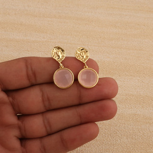 ต่างหูห้อยประดับพลอยแคลเซโดนีสีชมพู ชุบทอง 18K งานแฮนด์เมด สำหรับเธอ - Product Image 3