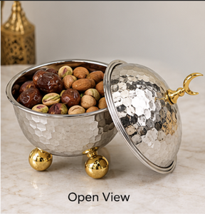 Élégante sucrière en métal martelé argenté avec finition lune croissante dorée et pieds décoratifs pour la table de réception de l'hôtellerie arabe - Product Image 2