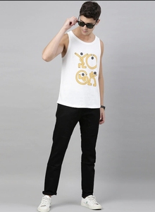 Camiseta sin mangas de algodón blanca para hombre con estampado de yoga amarillo, cuello redondo, diseño transpirable, logo frontal, estilo casual - Product Image 4