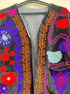Veste en velours brodée Suzani, faite à la main, style bohème chic, manteau ethnique, vêtement d'extérieur vintage, vente en gros, veste bohème en velours - Product Image 4