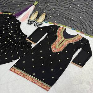 Conjunto de traje Dhoti Salwar VASTRA COTTAGE de georgette sintética pesada con bordado de lentejuelas, top de manga larga y dupatta elegante. - Product Image 2