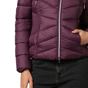 Veste matelassée en tricot d'hiver pour femmes, sur mesure, de haute qualité, réversible, en cuir de poisson, col amovible, manches longues, à capuche, en nylon - Product Image 6