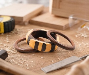 Bracelets vintage faits à la main en bois sculpté, artisanat de mode pour femmes, en provenance de l'Uttar Pradesh, par F S International - Product Image 3