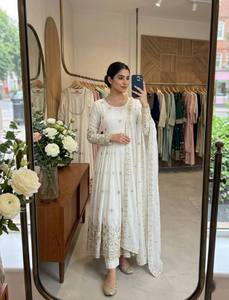Ensemble Anarkali brodé blanc avec dupatta, longueur ras du sol, style traditionnel indien pakistanais, coupe ample en coton pour femme, idéal pour les mariages - Product Image 4