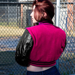 Chaqueta Corta Estilo Universitaria para Mujer, Color Rosa, Magenta y Negro, Estilo Bomber, Mangas de Cuero Sintético, Ropa Exterior Informal, Moda Femenina - Product Image 5