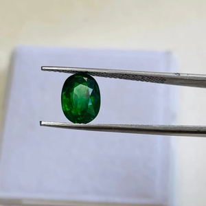 พลอยทซาโวรีตทรงรีธรรมชาติ น้ำหนัก 2.50 กะรัต คุณภาพระดับ AAA พร้อมความเงางามระดับ AAA และสีเขียวสดใส ตัดและขัดเงาอย่างสมบูรณ์แบบ - Product Image 2