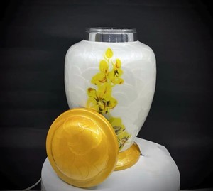 Urna de Cerámica Hecha a Mano con Tapa, Diseño Floral Rosa Vintage con Líneas Doradas, Jarra Decorativa para Mesa - Product Image 3