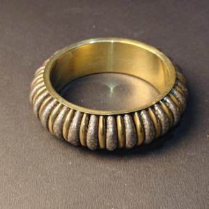 Bracelet texturé en métaux mélangés avec perles alternées en laiton et argenté - Style ethnique tribal - Manchette artisanale - Fait main - Product Image 3