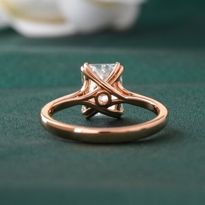Bague de fiançailles solitaire en émeraude de laboratoire taille radiant 2,00 carats, or jaune 14K, clarté VS1, couleur DEF, VVS-VS, sertie à griffes - Product Image 4