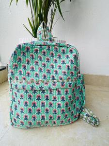 Mochila Vintage Acolchada Turquoia, Diseño de Patchwork con Estampado a Mano, Estilo Bohemio, Ecológica, Asa Suave, Cierre de Cremallera, Algodón - Product Image 1