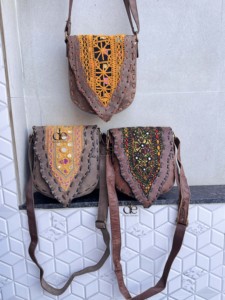 Bolso Bandolera de Cuero Genuino Estilo Banjara, Bolso de Mano Elegante Estilo Gitano, Multicolor, Hecho a Mano para Mujer - Product Image 5