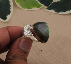 Bague de mariage classique minimaliste en argent sterling 925 avec triangle de labradorite, pierre à éclat bleu taille brillant rond, bijoux pour femme - Product Image 2