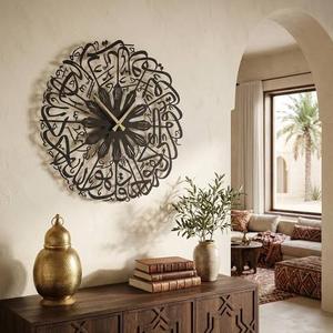Horloge murale ronde en métal avec design de calligraphie arabe, style bohème, analogique, à quartz, silencieuse, à suspendre, pour la décoration du salon - Product Image 1