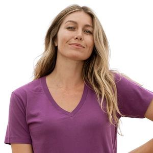 เสื้อยืดผู้หญิงแขนสั้นคอวี ผ้าแคนวาสรักษ์โลก ผสมโพลีเอสเตอร์/คอตตอน ผ่านการซักก่อนส่ง ผลิตตามมาตรฐาน GOTS เนื้อผ้านุ่มพิเศษ - Product Image 4